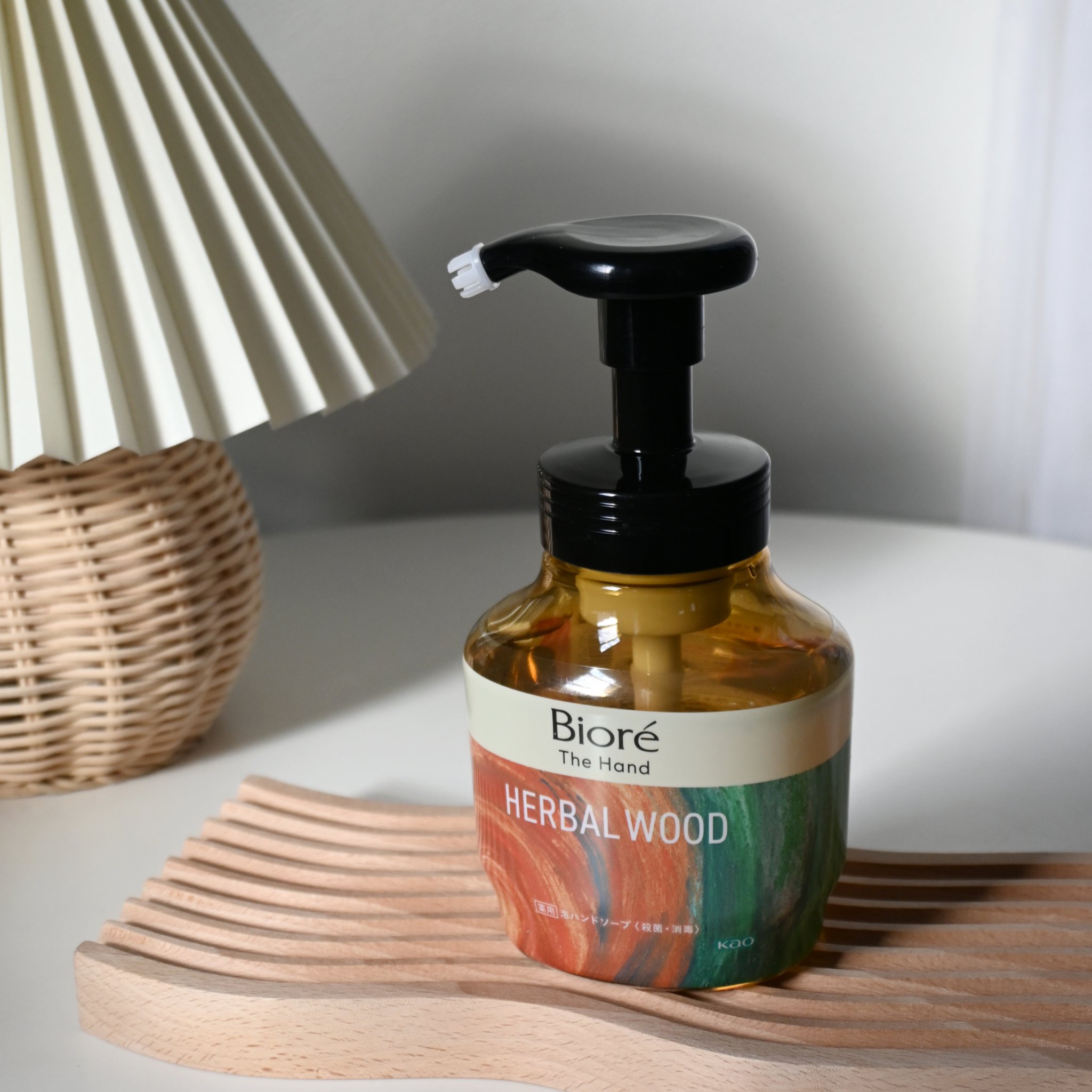 ビオレ ザ ハンド　 薬用泡ハンドソープ　深くて温かみのあるハーバルウッドの香り/ビオレ/ハンドソープを使ったクチコミ（1枚目）