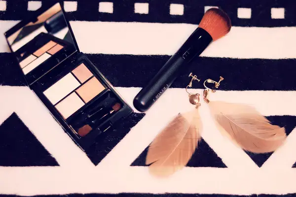 アイシャドウパレットとメイクブラシ