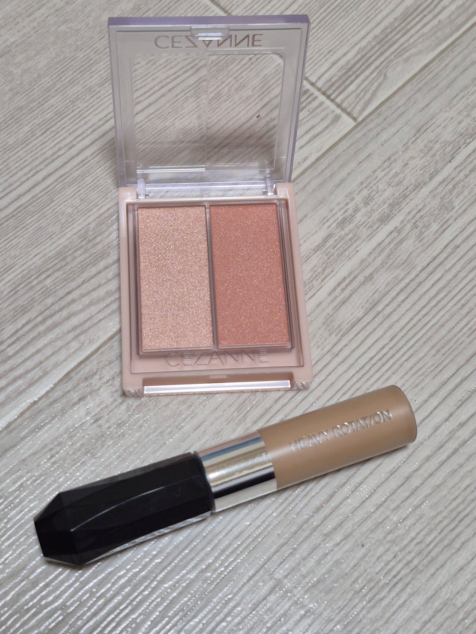  #春コスメ購入品レポ 

春もふんわりアイブローのように、
購入した#ヘビーローテーションのカラーリングアイブロウEX 03  アッシュブラウン。
定番化しています。発色もしっかりしています。
値段も１０００円以内とお手頃なところ。

そ