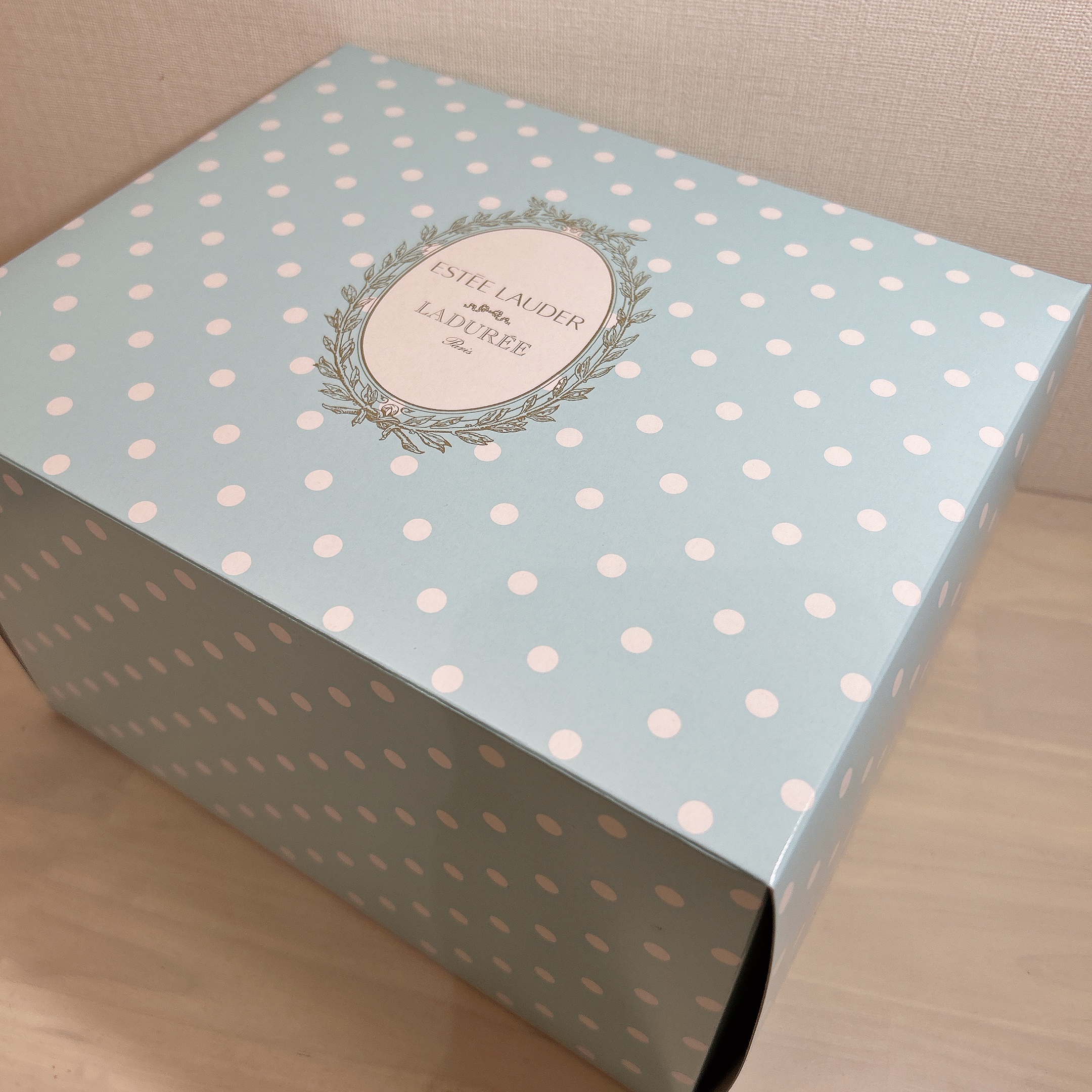 新品未開封ESTEE LAUDER LADUREEメークアップ セットコフレ s-l400.png