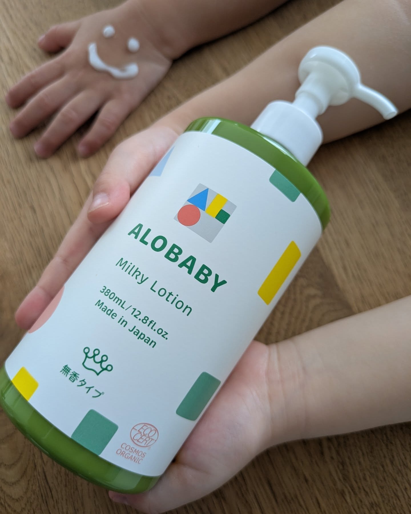 .

愛用のアロベビーミルクローション👶🏻

天然の高保湿成分ホホバオイルやシアバターを配合した
ベビーローションで100％天然由来成分・無添加で赤ちゃんの肌にやさしい🧴

スーッと伸びが良くつけたあとはしっとりモチモチ🩷
ポンプタ