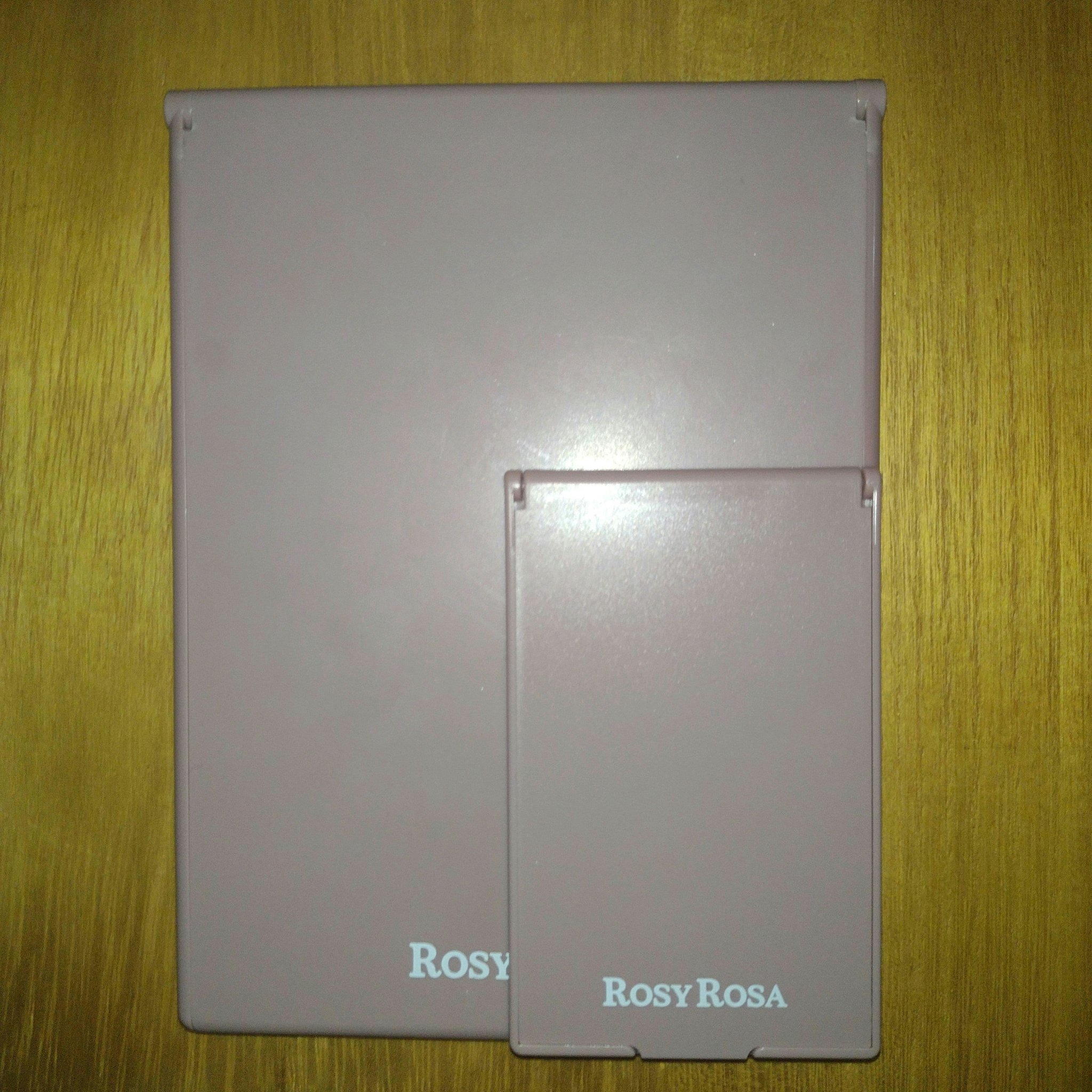 リアルックミラーは限定含めて何個も持っています。
朝には通常サイズが良いですが、持ち運びには大きいのでミニが定番化されて良かった。

この鏡以外にも写りが綺麗な鏡もありますが、百均の鏡とかと比べると明らかに違います。

そして、百均のこの形