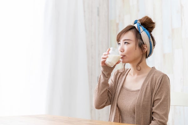 飲むヨーグルトを飲んでいる女性