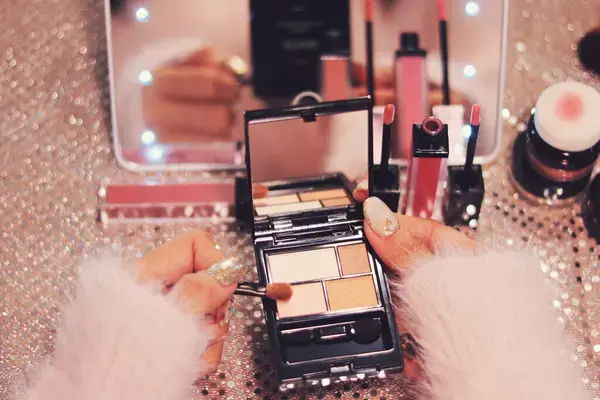 アイシャドウパレットを開いて使っている様子