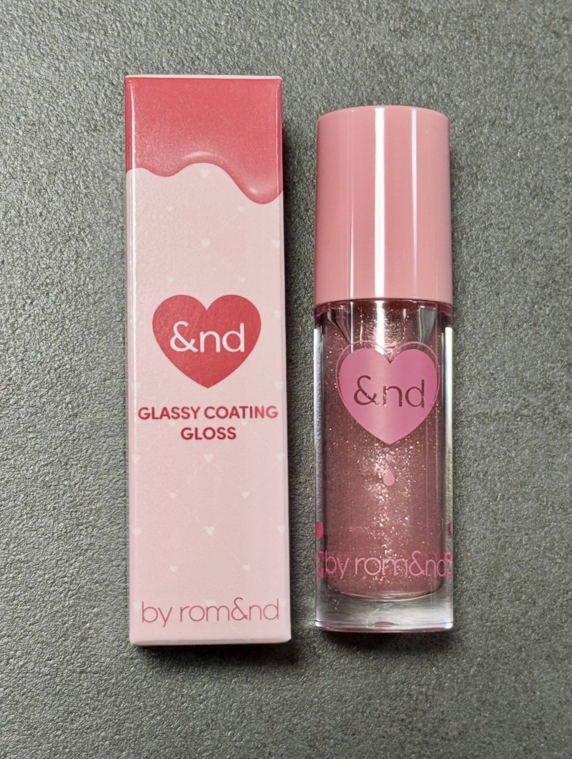 グラッシーコーティンググロス VD01 シャイニーベリー/&nd by rom&nd/リップグロスを使ったクチコミ（1枚目）