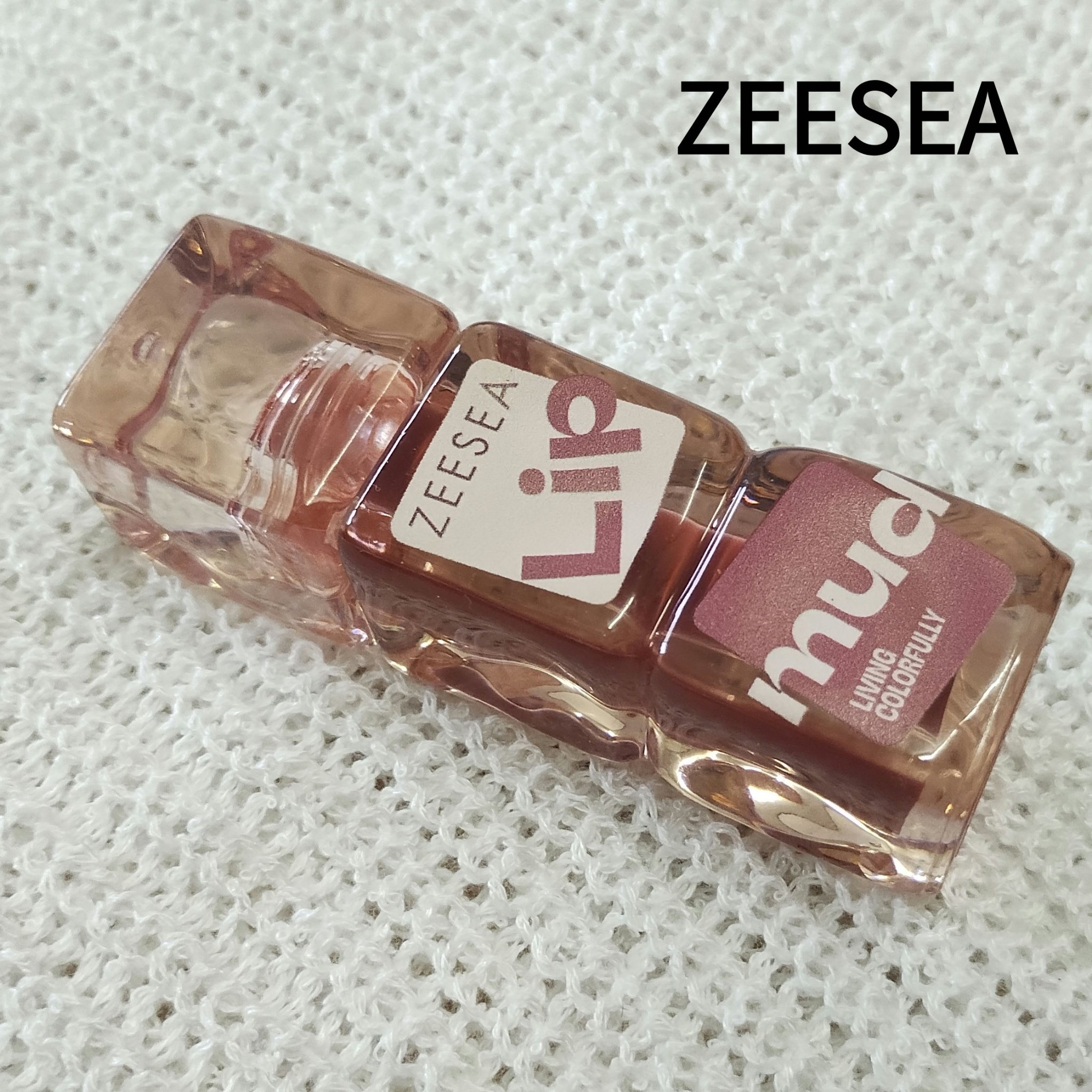 ZEESEA  マットリップ

かわいい〜！！

マットリップなのに乾燥しないし色持ちも良くて最強！！

好きすぎるー！！

#マットリップ #ZEESEA #プチプラ