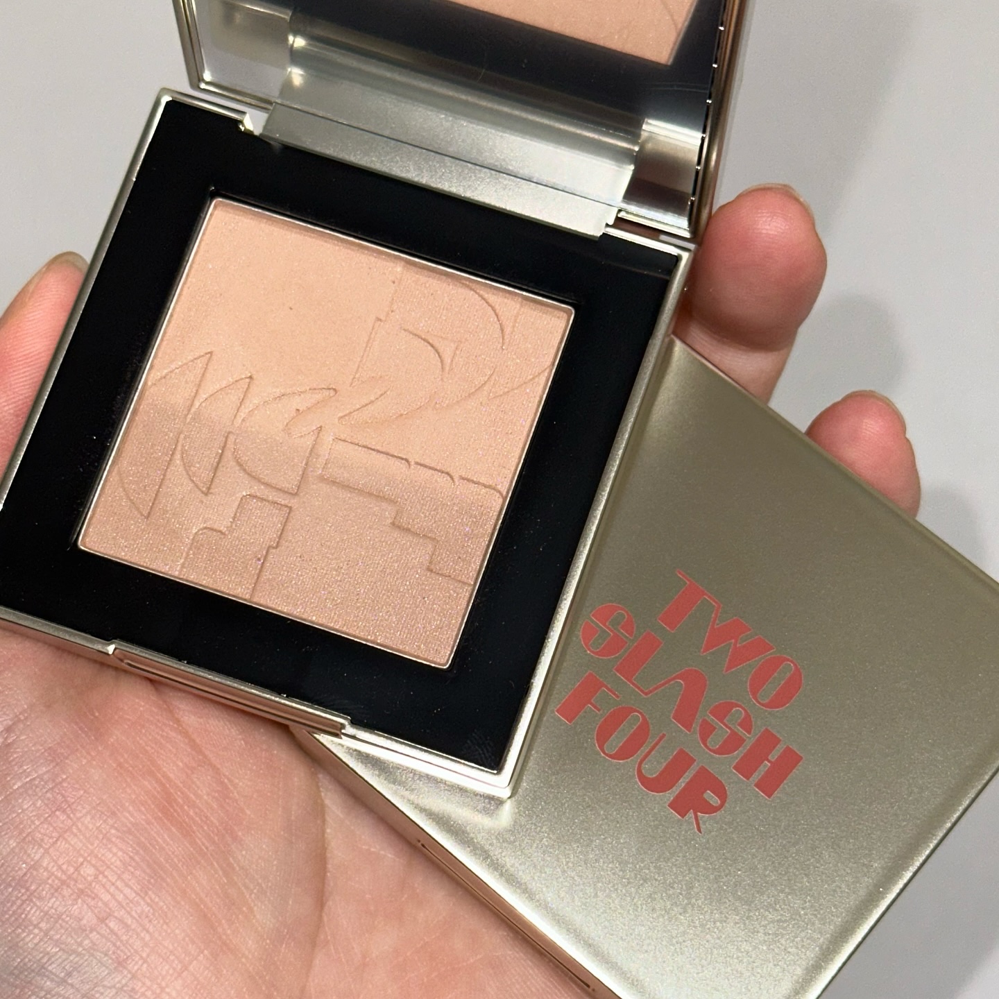 オールオーバーフェイスブラッシュ/TWO SLASH FOUR/パウダーチークを使ったクチコミ（1枚目）