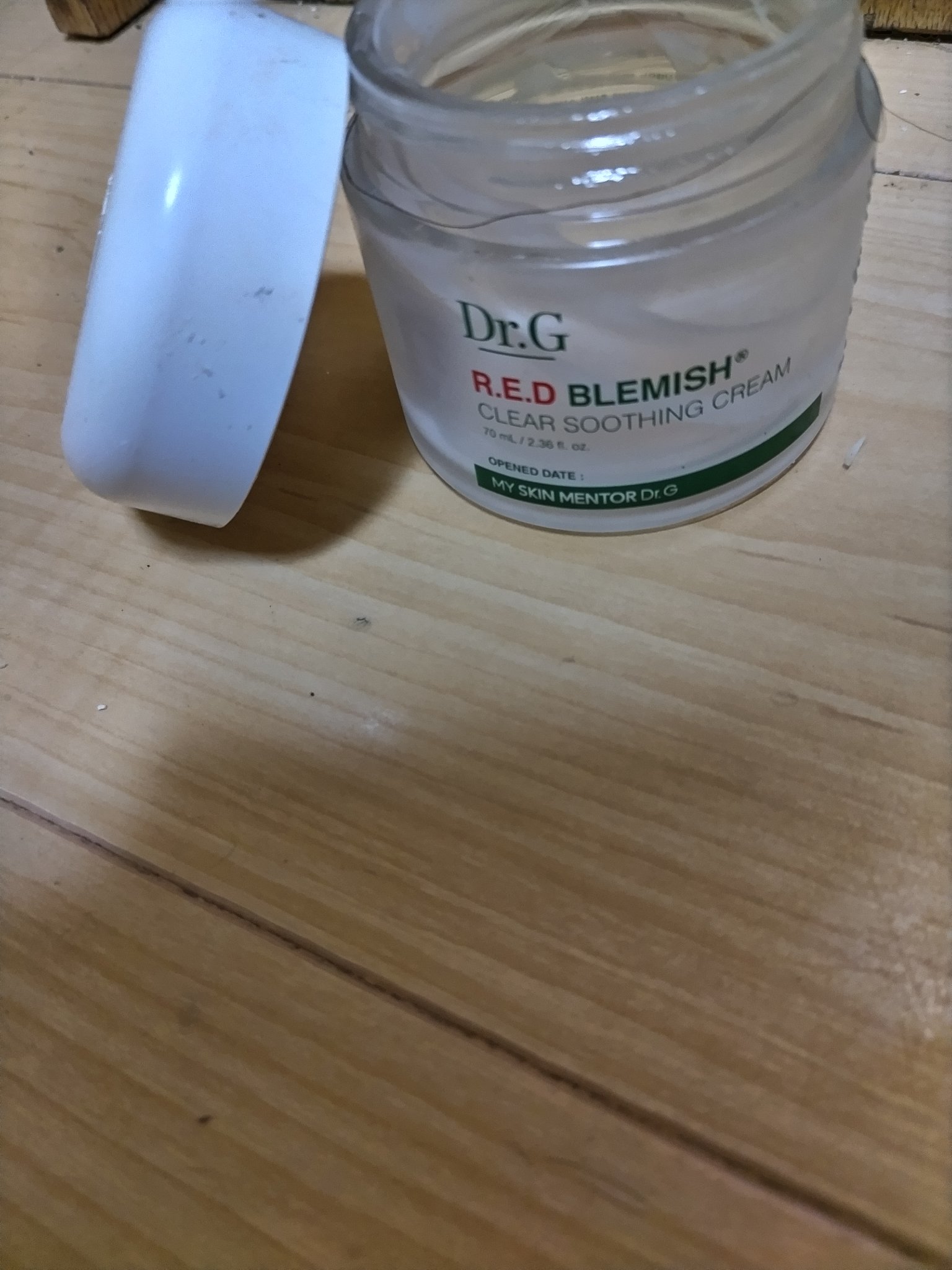 ドクタージー（Dr.G）のレッドブレミッシュクリアスージングクリーム
赤みやニキビのケア、肌荒れのケアにぴったりな水分クリームな
10種類のシカ成分配合で様々な環境による肌のトラブルを鎮静
毛穴よりも小さな超微細な水分因子を使っているから肌