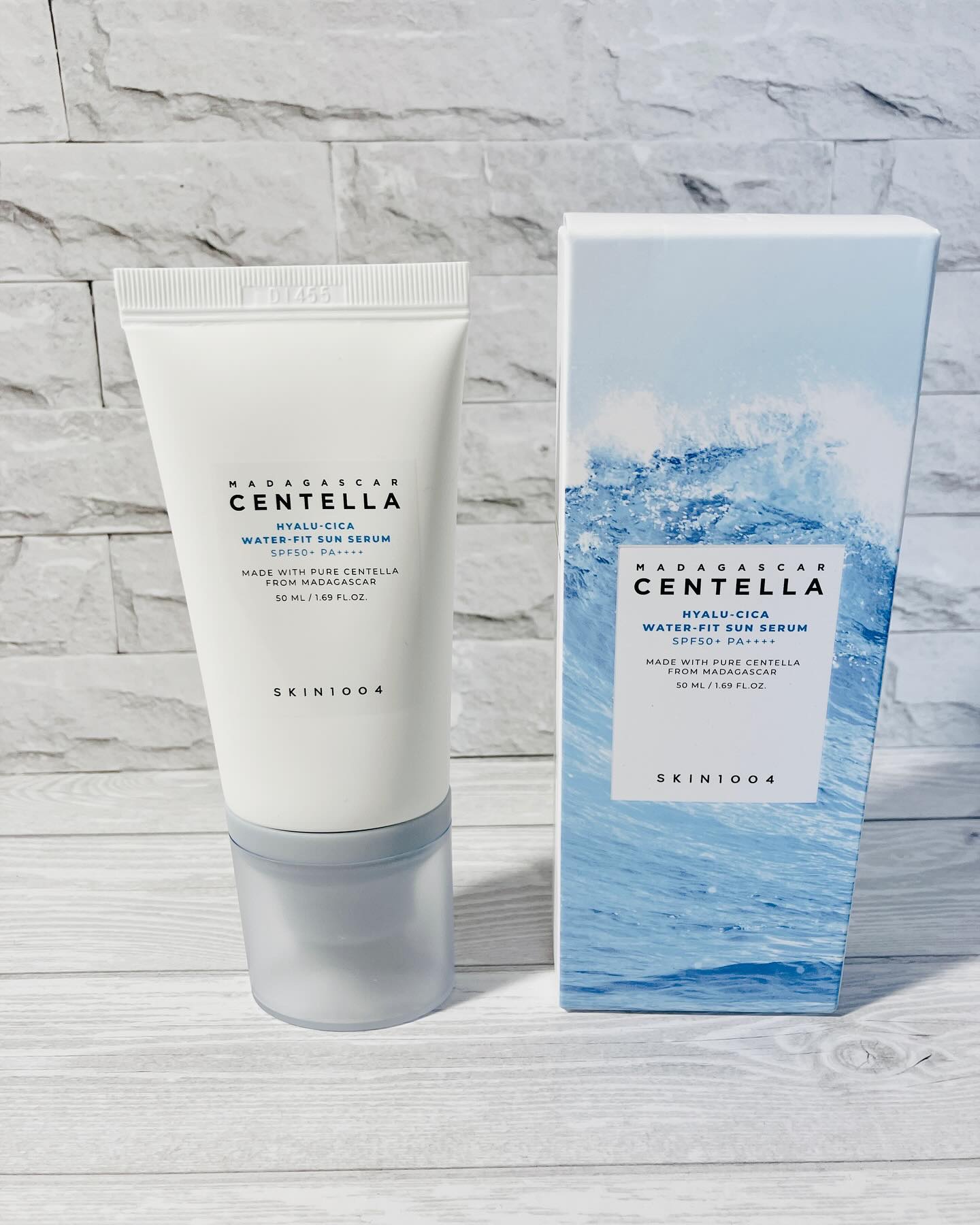 ヒアルーシカ ウォーターフィットサンセラム
使ってみました🙌

箱は爽やかなみずみずしい色合いでしたが、サンセラムはシンプルなパッケージですね。

軽くて持ち運びしやすいコンパクトサイズで、チューブかと思ったらプッシュタイプでした。

伸