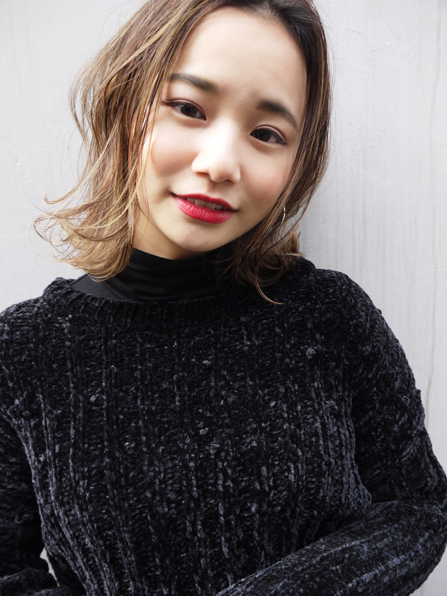 肌がグリーン系の女性