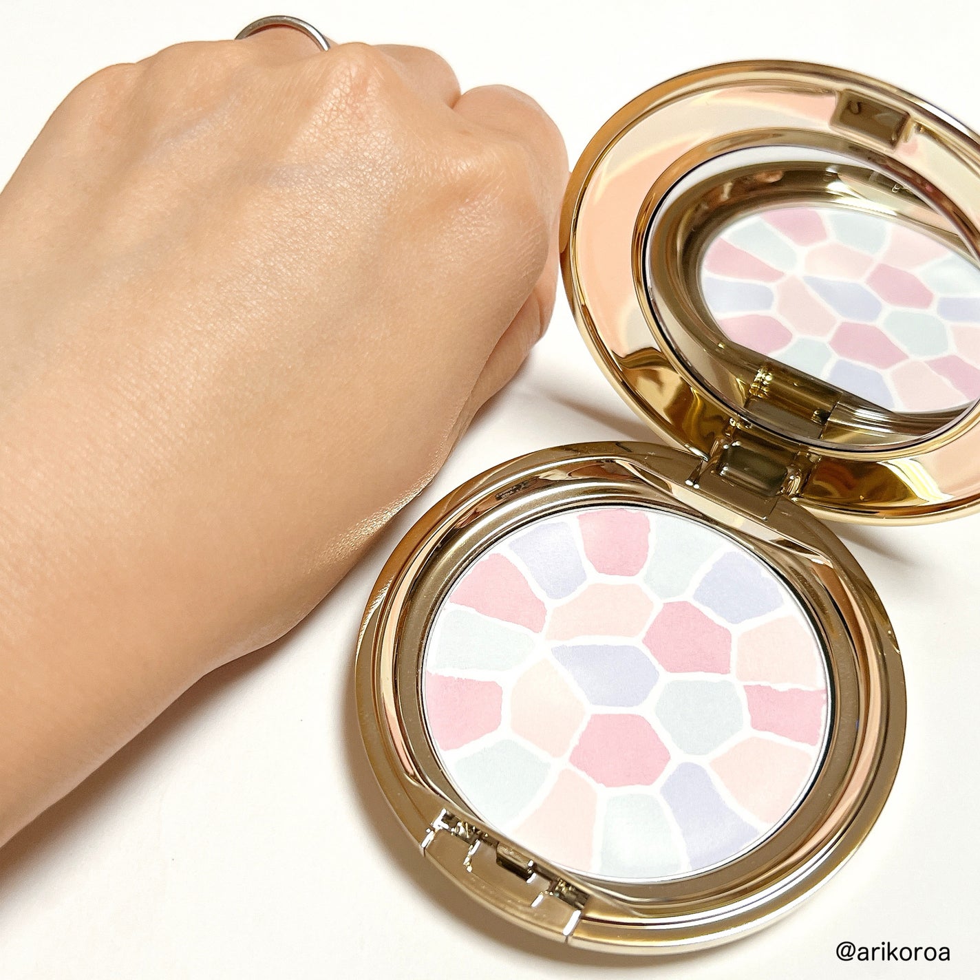 ラ プードル オートニュアンス/Elégance/プレストパウダーを使ったクチコミ(3枚目)