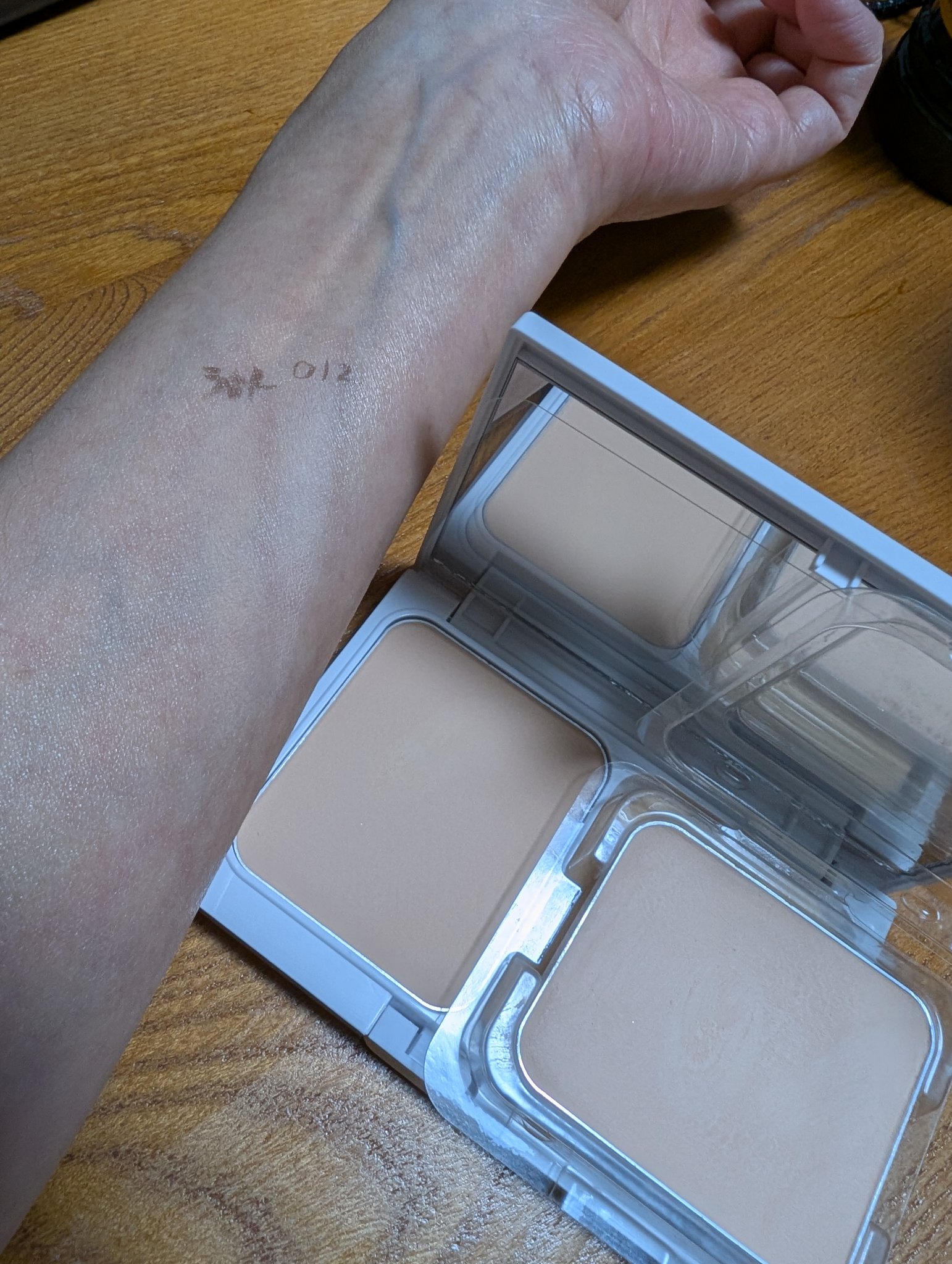 ミネラルエアリータッチファンデーション ライト(リフィル+パフ)/エトヴォス/パウダーファンデーションを使ったクチコミ（1枚目）