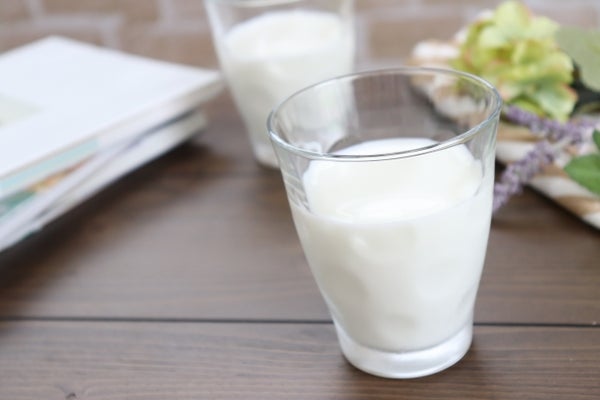 コップに入った飲むヨーグルト2つ
