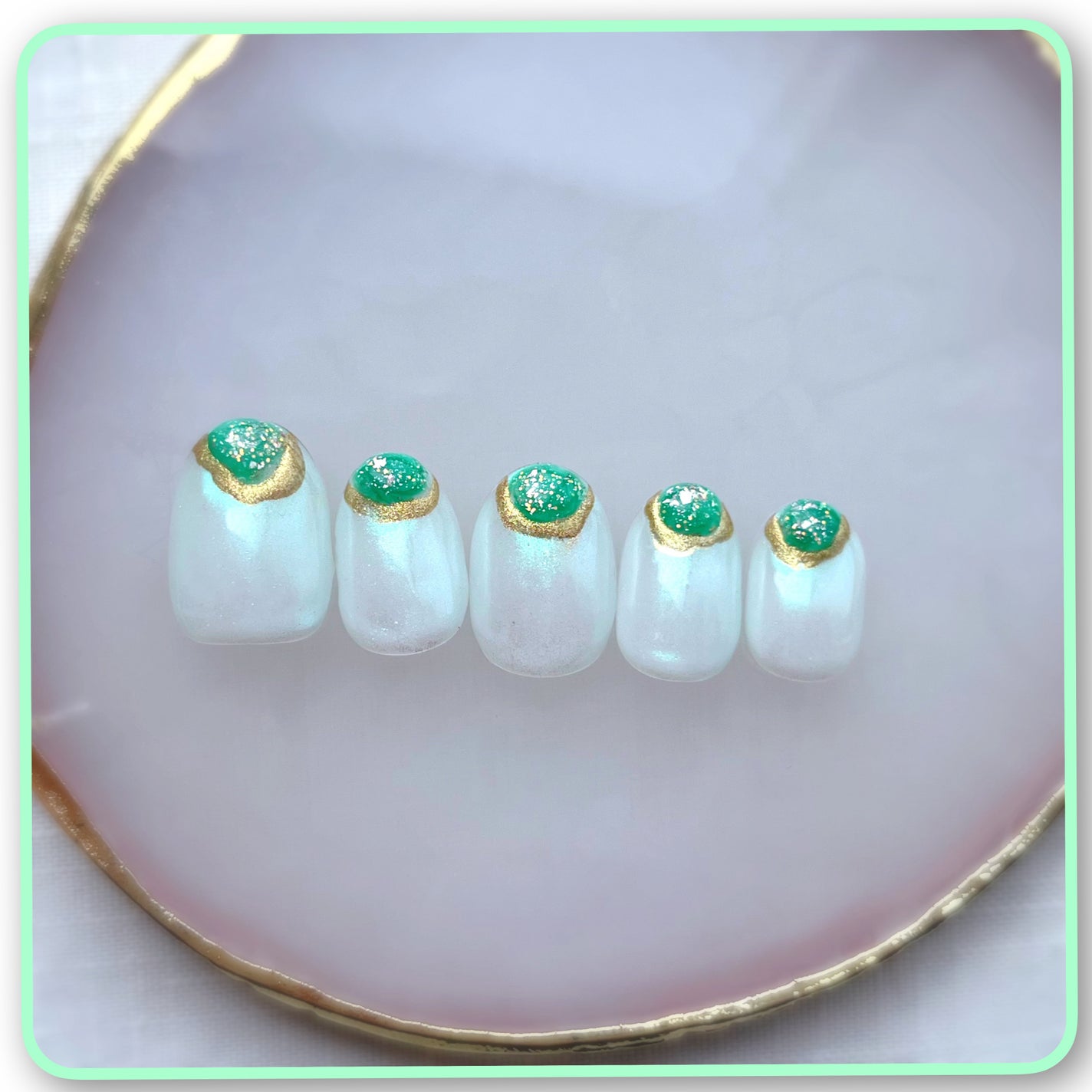 琴海-フォロバ on LIPS 「ぷっくりツヤツヤ、ベース部分も偏光グリーンなニュアンスネイルで..」(1枚目)