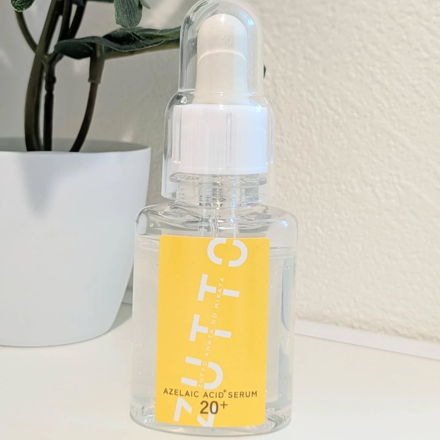 最近よく聞く｢アゼライン酸｣🍀
ニキビや肌荒れ予防に使われてる成分でニキビ以外にもテカリ・皮脂・角質・凸凹肌にも有効、アメリカでは約30年前からニキビの治療薬として使用されている薬品なんだって✨

ZUTTOアゼラ美容液はアゼライン酸誘導