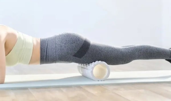 筋膜ローラーを使う女性