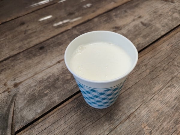 木のテーブルに置いてある飲むヨーグルト
