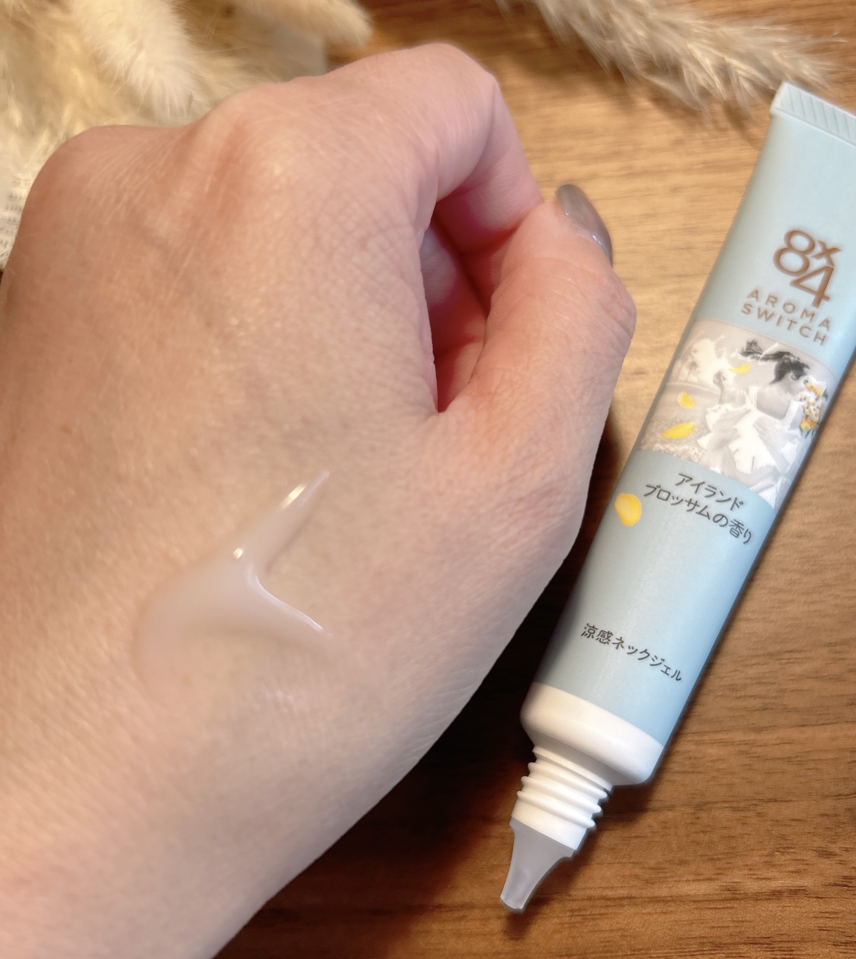 8x4 アロマスイッチ 涼感ネックジェル アイランドブロッサムの香り/８ｘ４/デオドラント・制汗剤を使ったクチコミ（2枚目）