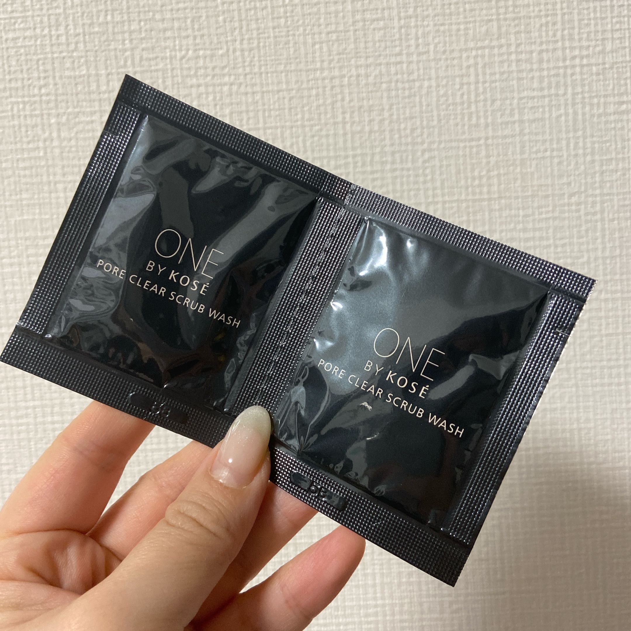 ONE BY KOSÉより商品提供していただきました

\ ポアクリアスクラブウォッシュ/

✅ 毎日使えるスクラブ入りの洗顔フォーム🫧

コーセー初のうるおいをたっぷりふくんだ
保湿スクラブ*1 と毛穴より小さいサイズの
自然由来マイク