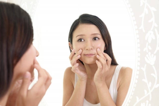 ほうれい線を気にする女性