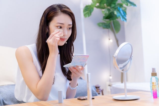 メイクをする女性