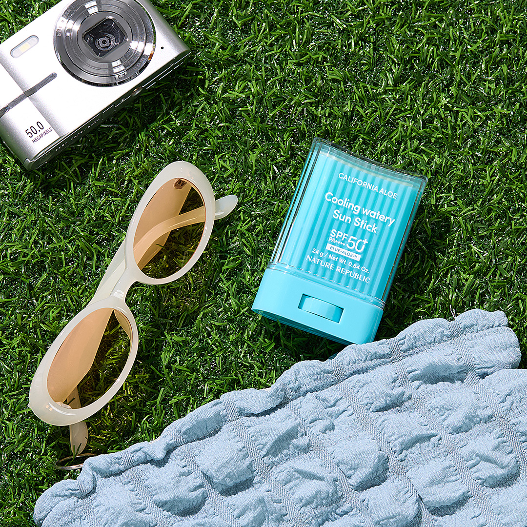 季節も暖かくなり外出する機会が増えるこの季節🌸

屋外スポーツや長時間外にいるときでもサンスティックを塗れば安心！🏸🎾

紫外線をしっかりカットし、乾燥しないしっとりテクスチャーでこの春の外出を楽しもう🏃‍♀