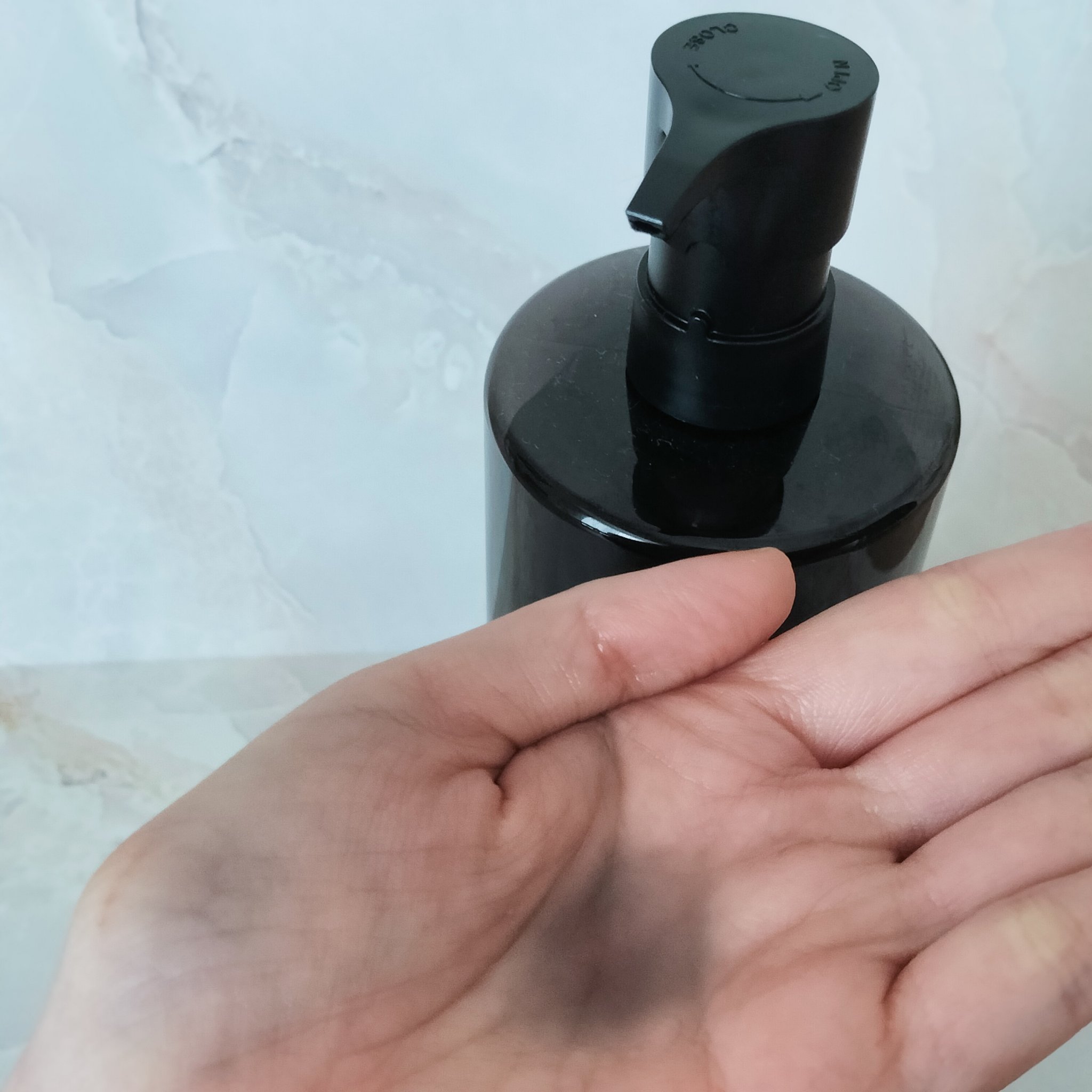 shu uemura ブラック クレンジング オイルのクチコミ「shu uemura　ブラック クレンジング オイル　450ml

メイクしていない男性の洗顔.....」（2枚目）