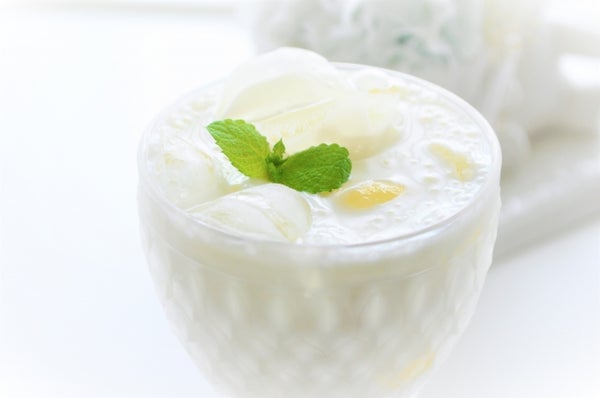 フルーツとミントが乗った飲むヨーグルト