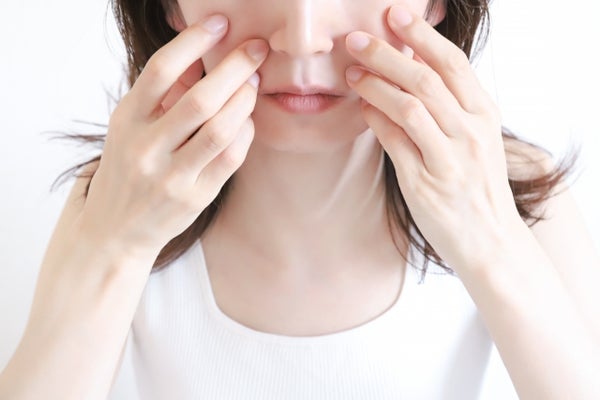 頬を掴む女性