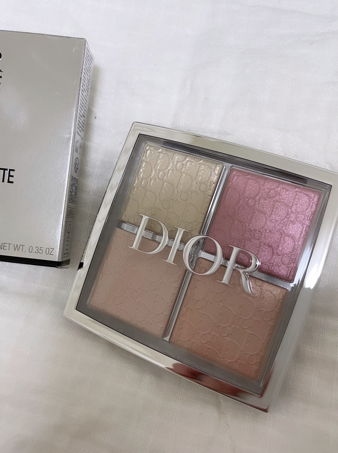 ☆  Dior　バックステージ フェイス グロウ パレット　004 ローズ ゴールド  ☆



前からずっと気になっていたんですが中々購入に踏み切れずで、、店頭でお試しさせてもらったら可愛すぎたのでついに買っちゃいました！！！



結果