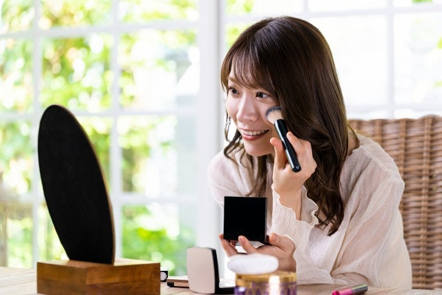 ブラシでメイクする女性