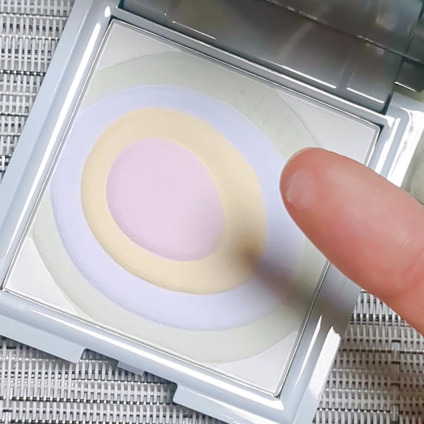 ネビュラ プレストパウダー/FUNNY ELVES方里/プレストパウダーを使ったクチコミ（2枚目）