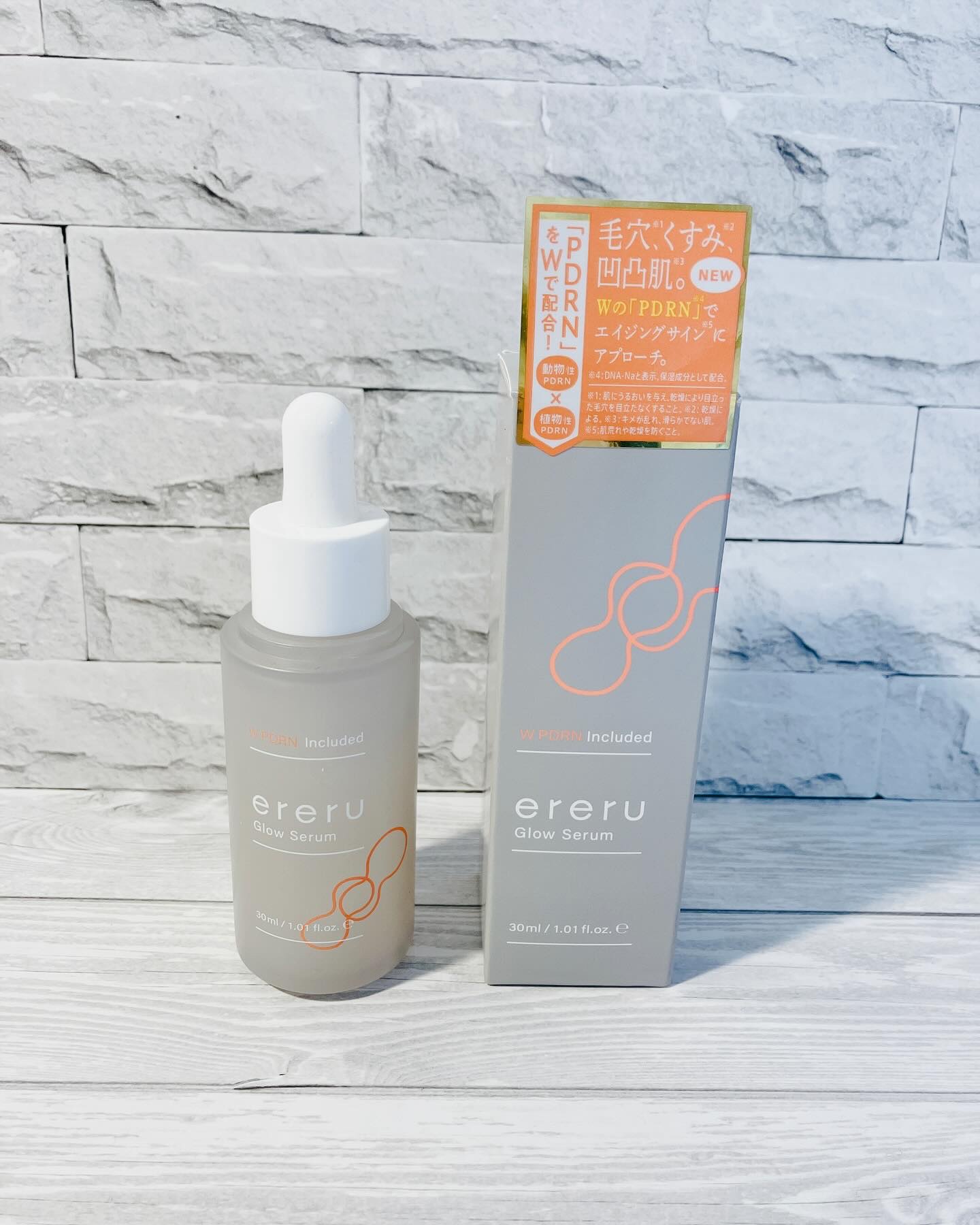 ereru glowserum（エレル　グロウセラム）
使ってみました。

とろりとしたなめらかなテクスチャーのグロウセラム。
ニオイも気にならないので、たっぷり使ってハンドプッシュしています。

あまり重くなくコンパクトで手のひらサイズな