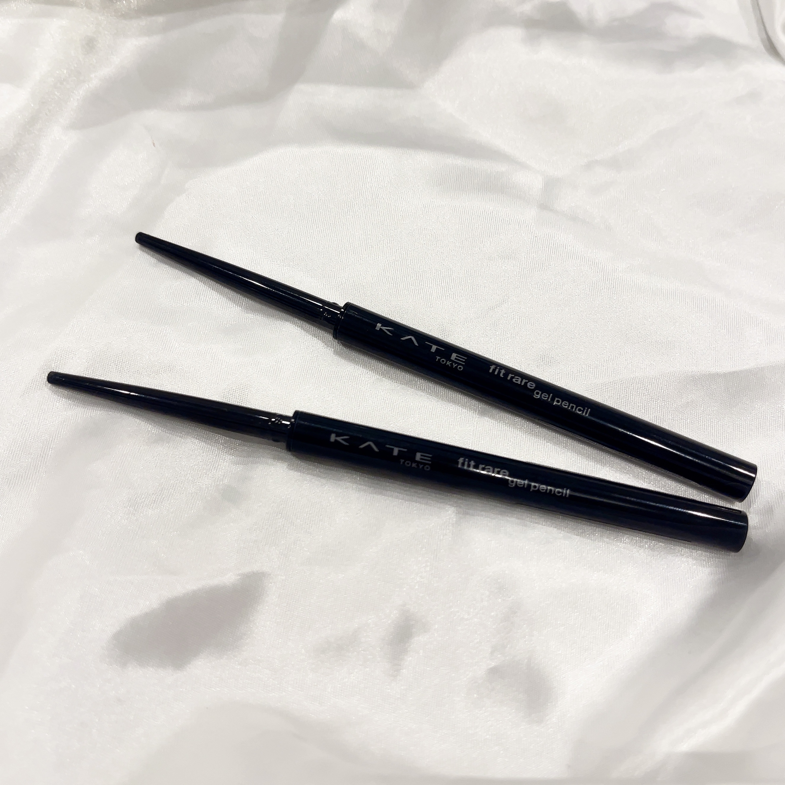 #PR #ケイト

ほどよい柔らかさのジェルアイライナーで、肌にあたっても痛みがなくスルスルと描ける。

色味も濃すぎないからメイクにも合わせやすくて気に入りました！

#アイライナー #レアフィットジェルペンシルN #コスメレビュー