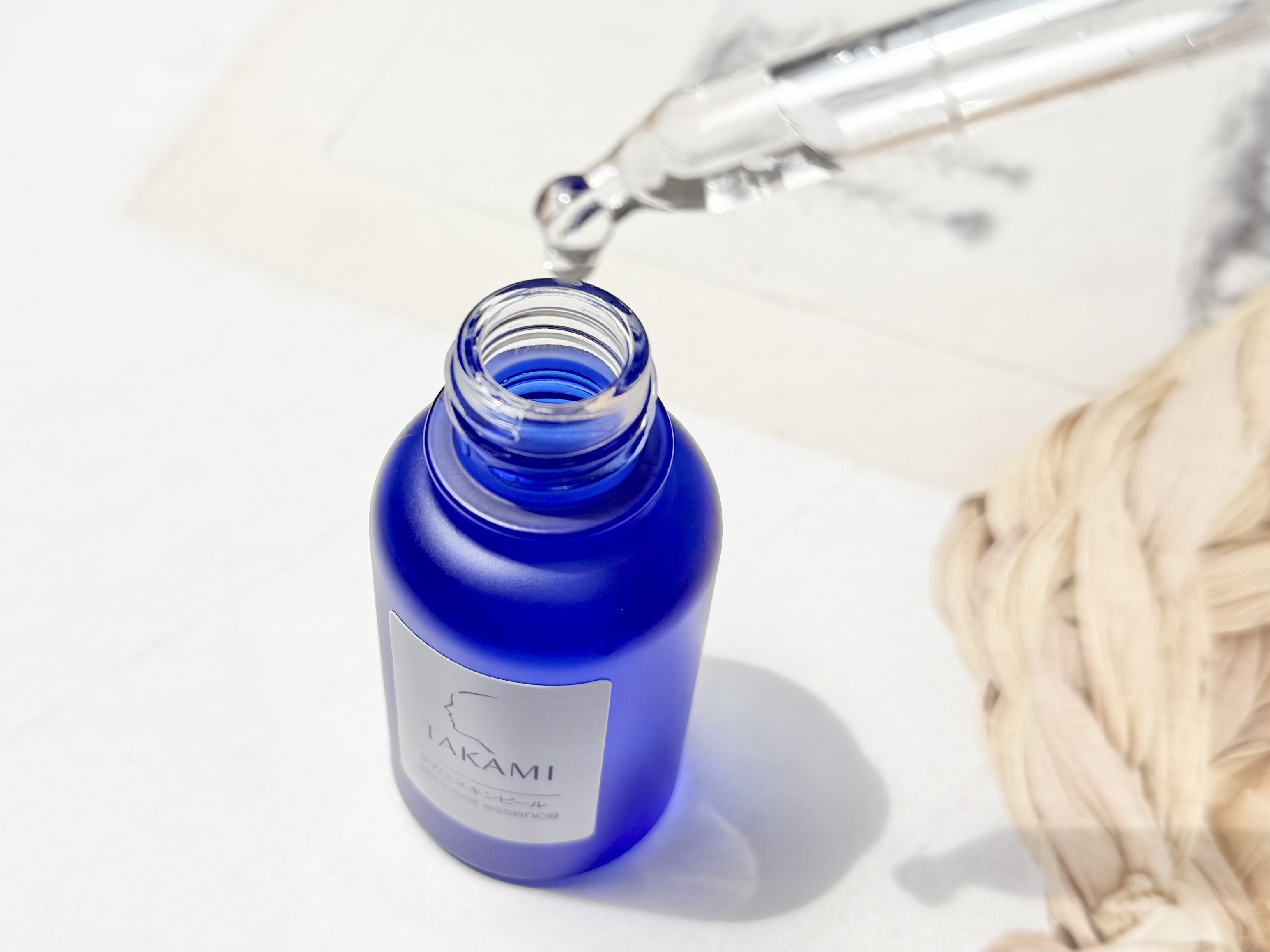 タカミスキンピールは
毎日使える洗い流し不要の
角質美容水で、
水のようなサラサラとした
テクスチャー⋆
⁡
洗顔後、タカミスキンピールを
肌になじませてから約3分待つ𓅰
この約3分待つのがとても大事らしい!
そのあとはいつものスキンケア