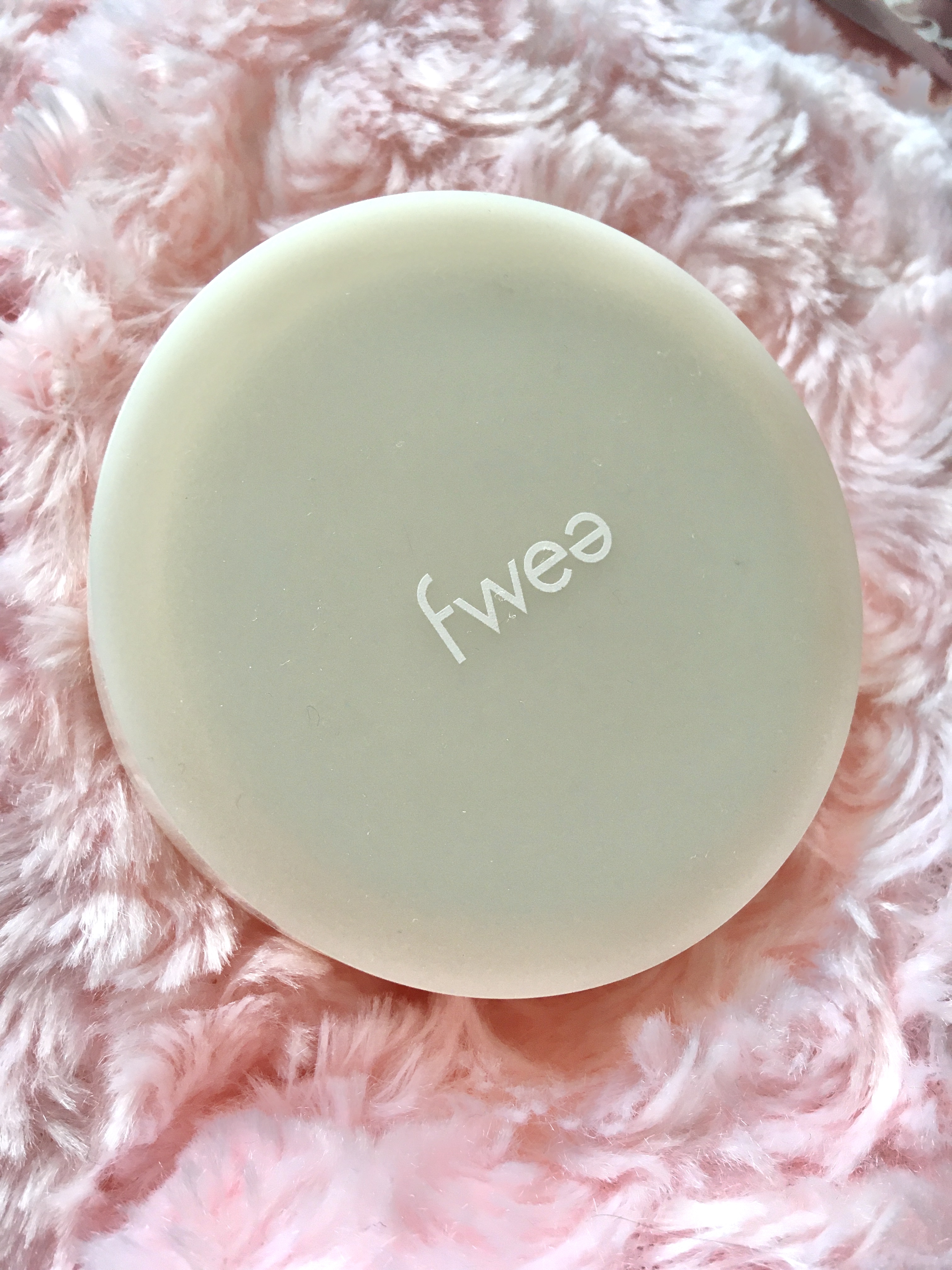 fwee フィーパウダースエードのクチコミ「サラっと軽い付け心地で肌への負担がなくナチュラルな仕上がりでした💕
パフがついていたので抑える.....」（1枚目）