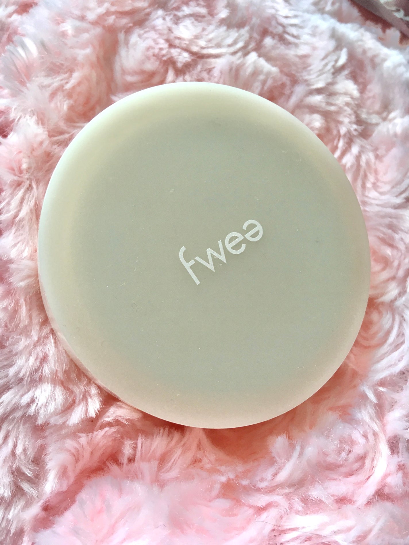 フィーパウダースエード/fwee/ルースパウダーを使ったクチコミ(1枚目)