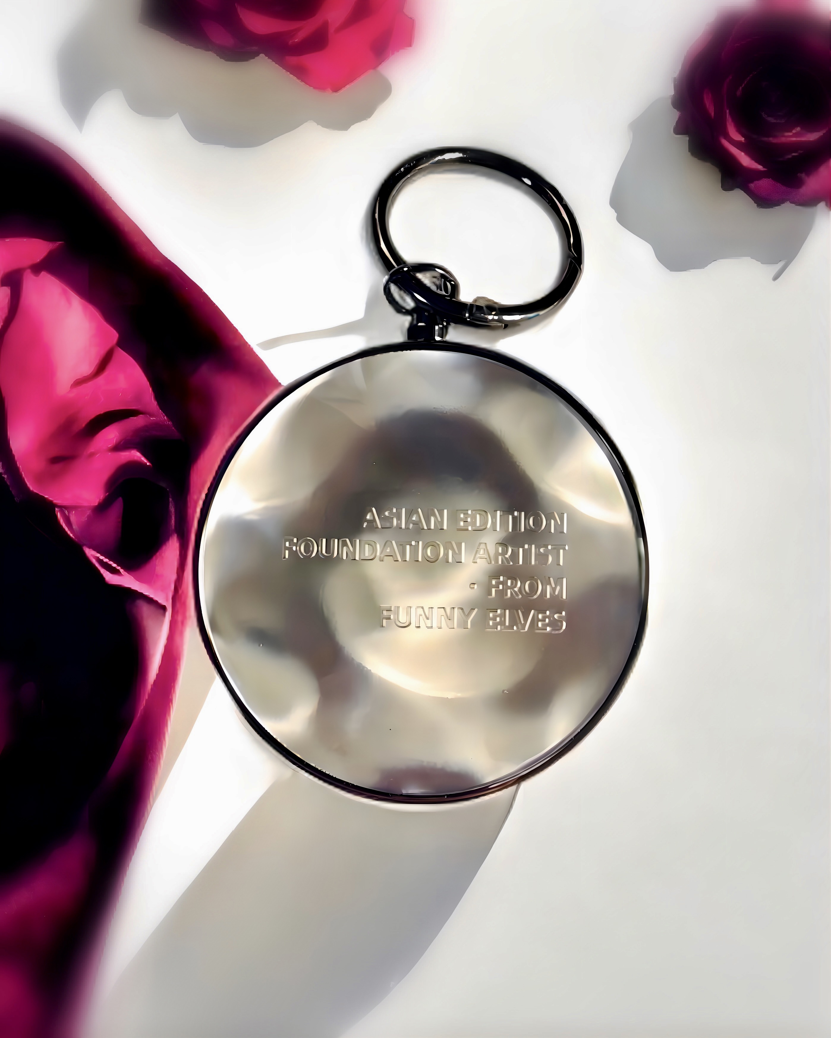 アジア人の肌に合わせて作られた、  
【FUNNY ELVES  ロングウェアエアクッションファンデーション】を使ってみました。



私が使用したのは乾燥〜混合肌向けのE01番。
やや黄味より、明るめのライトベージュで自然なトーンアップを