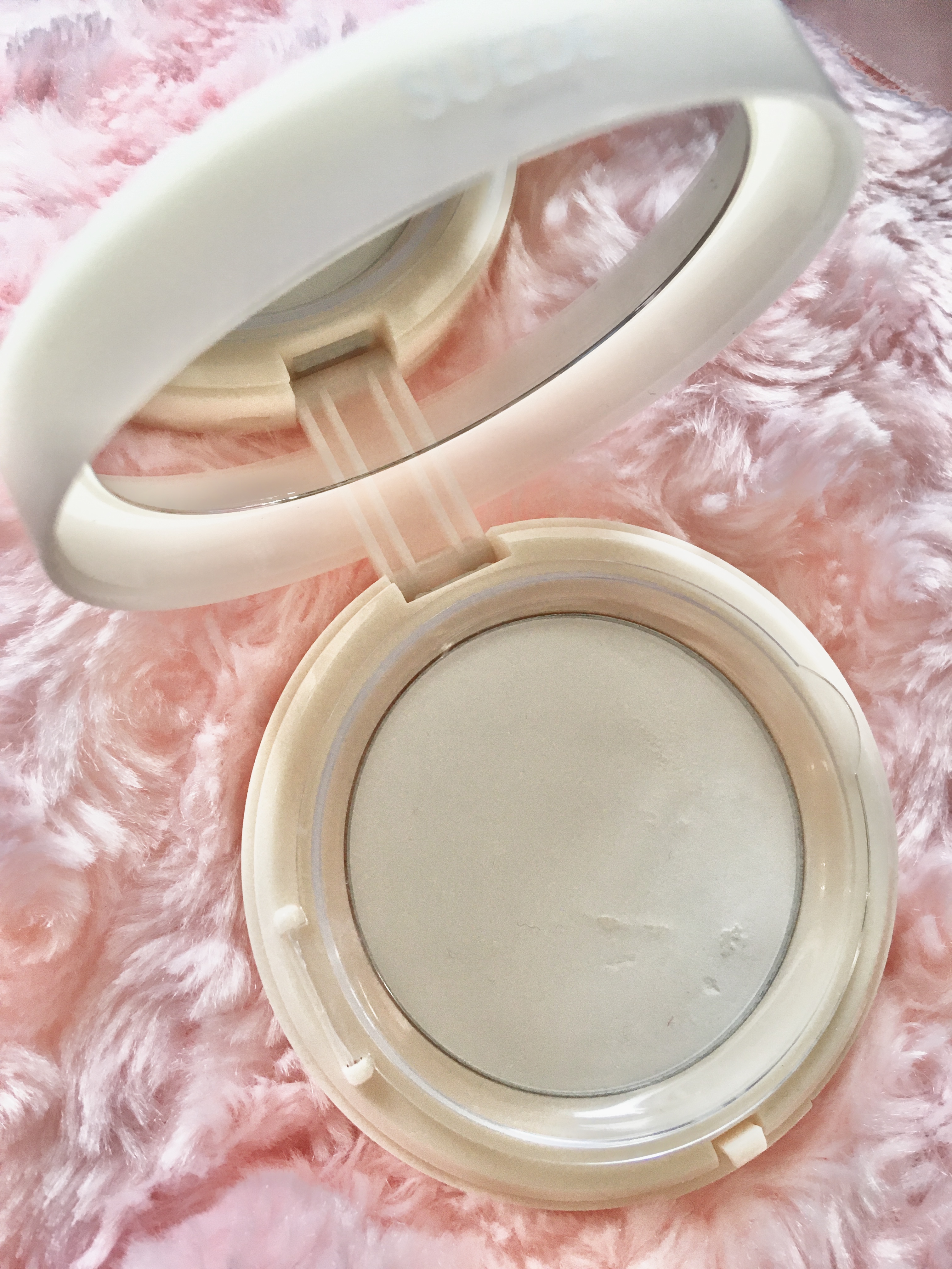 fwee フィーパウダースエードのクチコミ「サラっと軽い付け心地で肌への負担がなくナチュラルな仕上がりでした💕
パフがついていたので抑える.....」（2枚目）