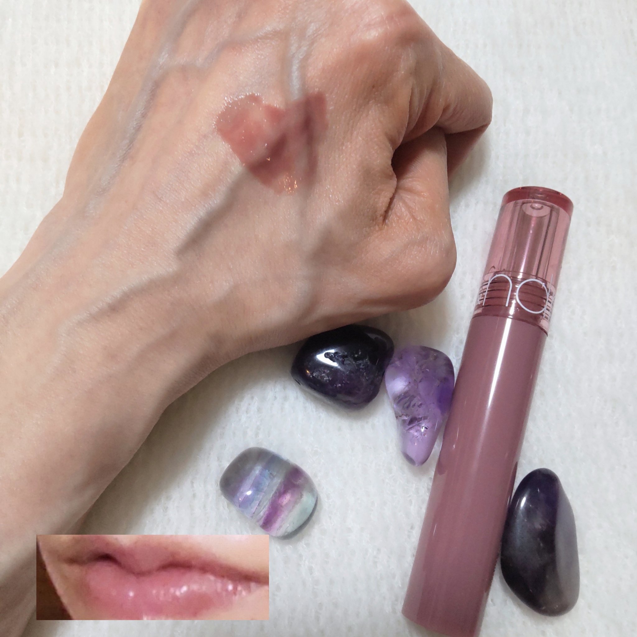 グラスティングカラーグロス 05 ディムモーブ(DIM MAUVE) /rom&nd/リップグロスを使ったクチコミ（3枚目）