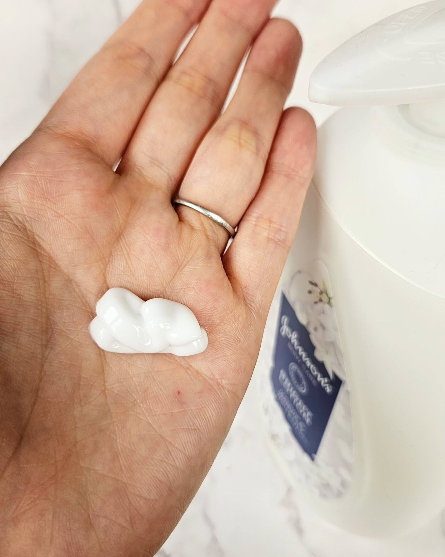 バイブラント ラディアンス アロマミルク/ジョンソンボディケア/ボディミルクを使ったクチコミ(2枚目)