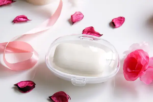 花びらと石けん