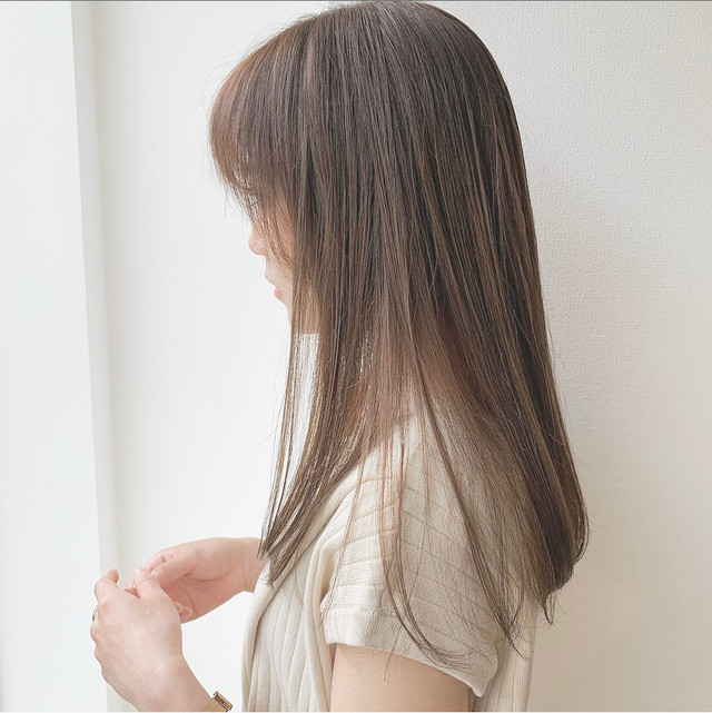 サラサラストレートヘアの女性