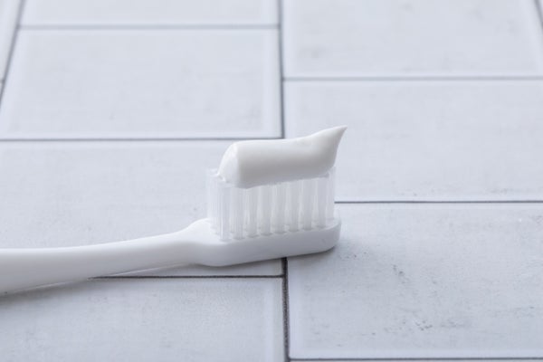 歯磨き粉が乗った歯ブラシ