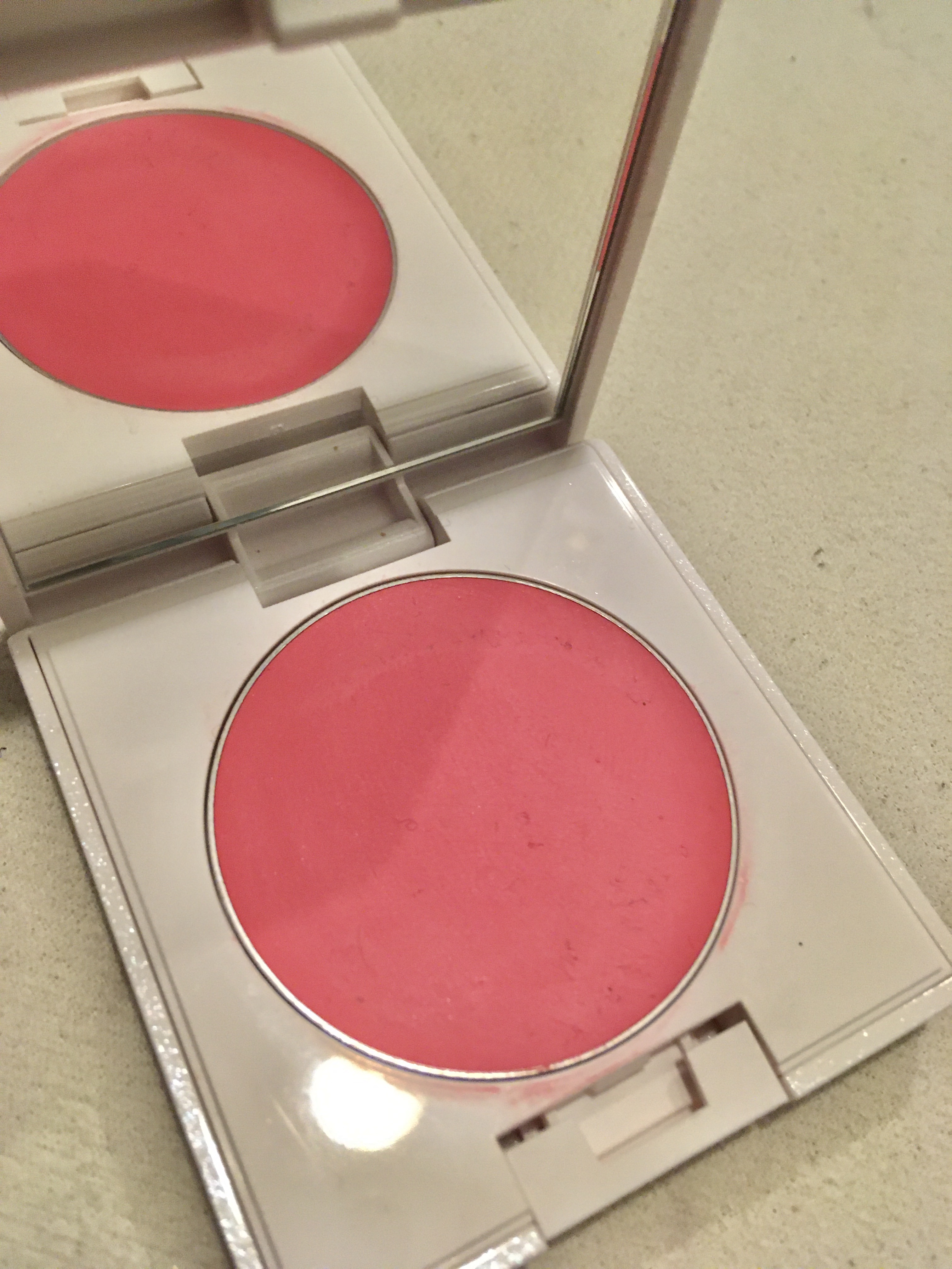 CHICCA フローレスグロウ フラッシュブラッシュのクチコミ「肌に馴染ませると見た目ほど派手ではないのでとっても使いやすいです！
ピタッと密着してくれるので.....」（1枚目）