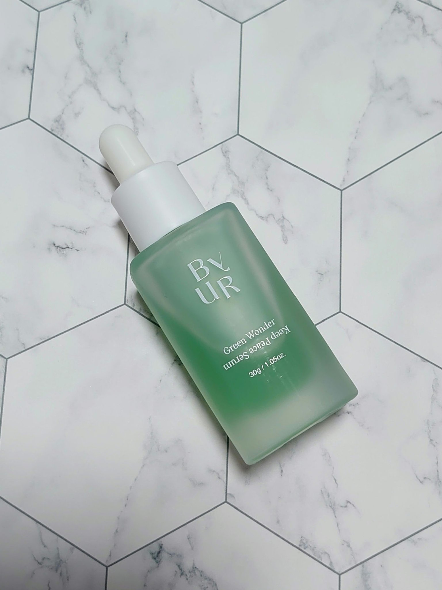 こんばんは☺️❤️❤️❤️
今回はByURのスージンググリーン セラムを投稿いたします✨

💜公式より引用💜
商品説明

テカリ、べたつき、小鼻周りのゆらぎなどのトラブルを、オイルでケアする新発想の「毛穴管理※1」美容液。
天然のオイル