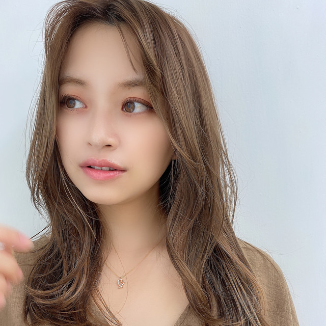 上を見上げる女性