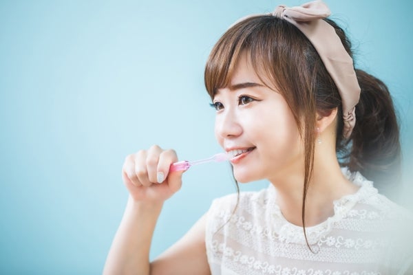 歯磨きをしている女性