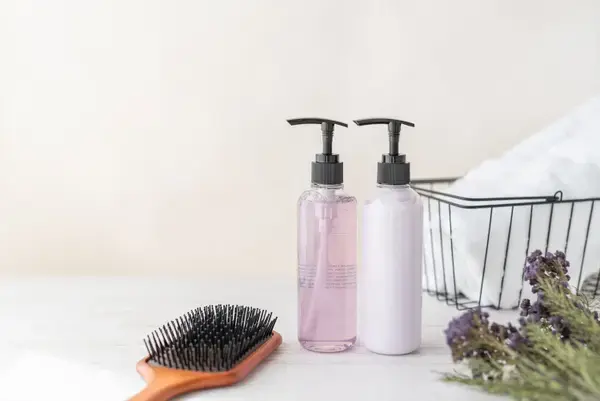 シャンプーボトルやヘアブラシ