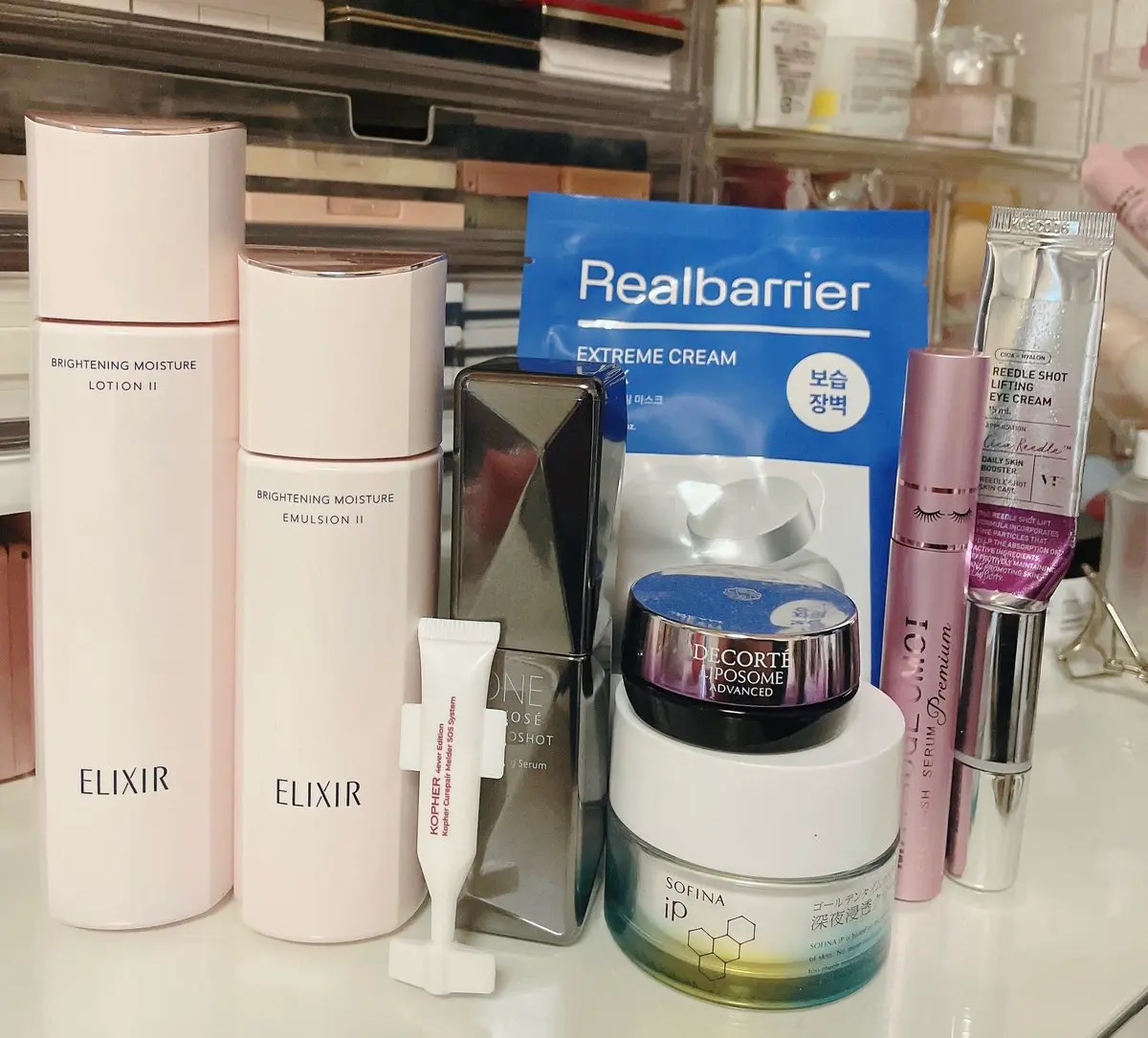 夜の #スキンケア

#ELIXIR の化粧水、乳液は朝も使ってるよ。
以前はとろみのある化粧水は苦手だし、乳液も先行型以外は苦手だったんだけど今年に入ってからELIXIRが肌にぐんぐん浸透してくれて肌が潤ってて気に入ってるよ。
そろそろ使